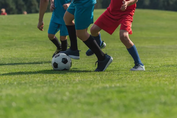 Vista Ritagliata Tre Bambini Che Giocano Calcio Sull Erba — Foto Stock