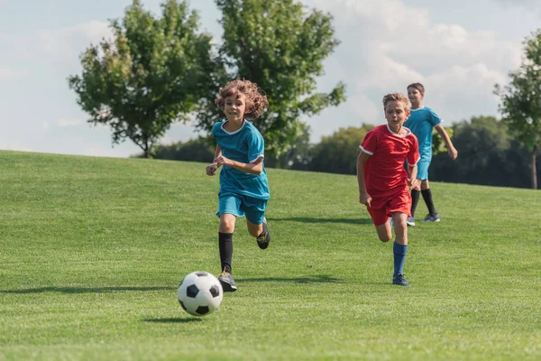 Crianças Felizes Correndo Enquanto Jogam Futebol Fora — Fotografia de Stock