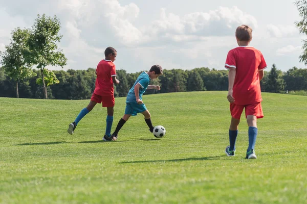 Mångkulturella Och Gulliga Barn Som Spelar Fotboll Utanför — Stockfoto