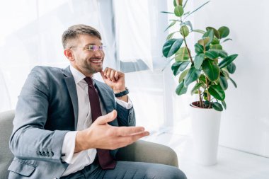 takım elbise li yakışıklı işadamı ve gözlük ofis uzak bakıyor 