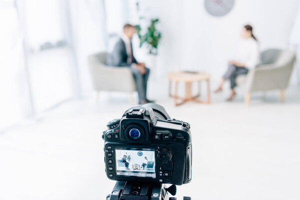 избирательная направленность цифровой фотосъемки бизнесмена и журналиста
 