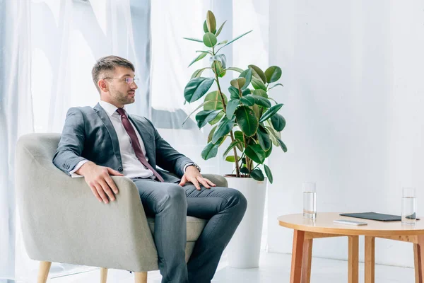 Schöner Geschäftsmann Anzug Und Brille Sessel Sitzend — Stockfoto