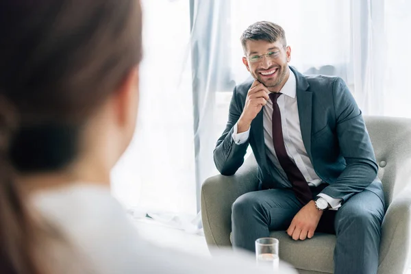 Selektiver Fokus Des Journalisten Gespräch Mit Einem Gutaussehenden Geschäftsmann Anzug — Stockfoto