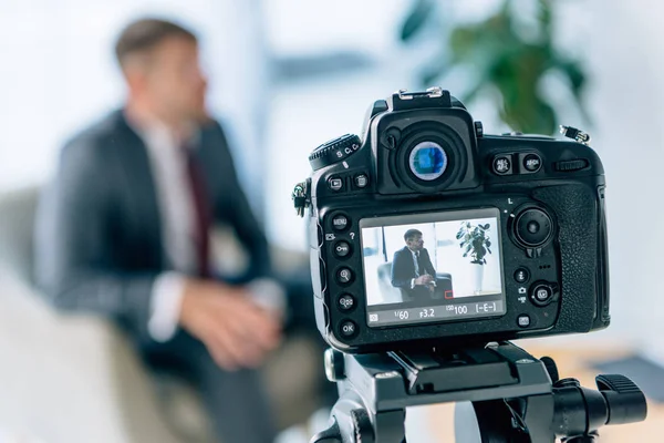 Selective Focus Digital Camera Shooting Businessman Office — Stock Photo, Image