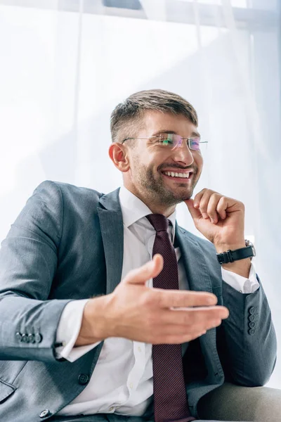 Hombre Negocios Guapo Traje Gafas Mirando Hacia Otro Lado Oficina — Foto de Stock