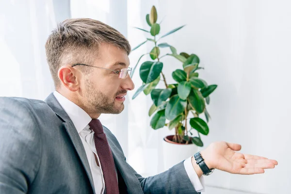 Schöner Geschäftsmann Anzug Und Brille Der Büro Wegschaut — Stockfoto