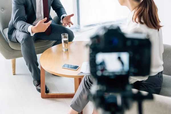 Selektiver Fokus Des Geschäftsmannes Formeller Kleidung Gespräch Mit Journalisten — Stockfoto