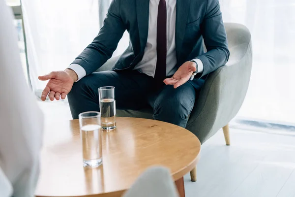 Vue Recadrée Homme Affaires Séance Solennelle Dans Fauteuil — Photo