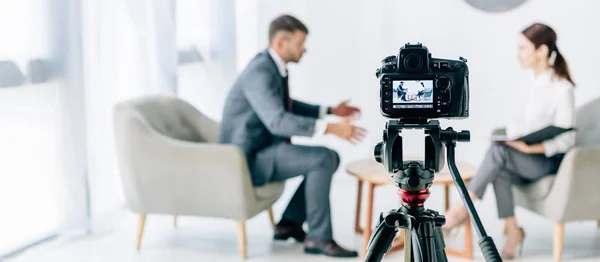 Selectieve Focus Van Digitale Camera Schieten Journalist Zakenman — Stockfoto