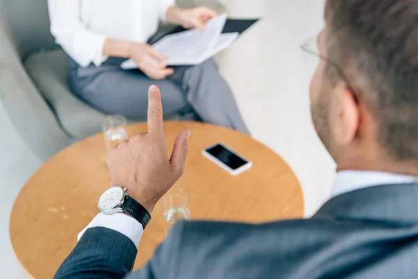 Selektiver Fokus Des Journalisten Formeller Kleidung Mit Ordner Und Geschäftsmann — Stockfoto