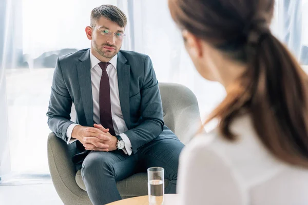 Foco Seletivo Empresário Bonito Terno Óculos Conversando Com Jornalista — Fotografia de Stock