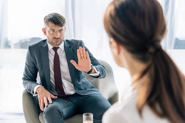 Foco Seletivo Empresário Bonito Terno Óculos Conversando Com Jornalista — Fotografia de Stock