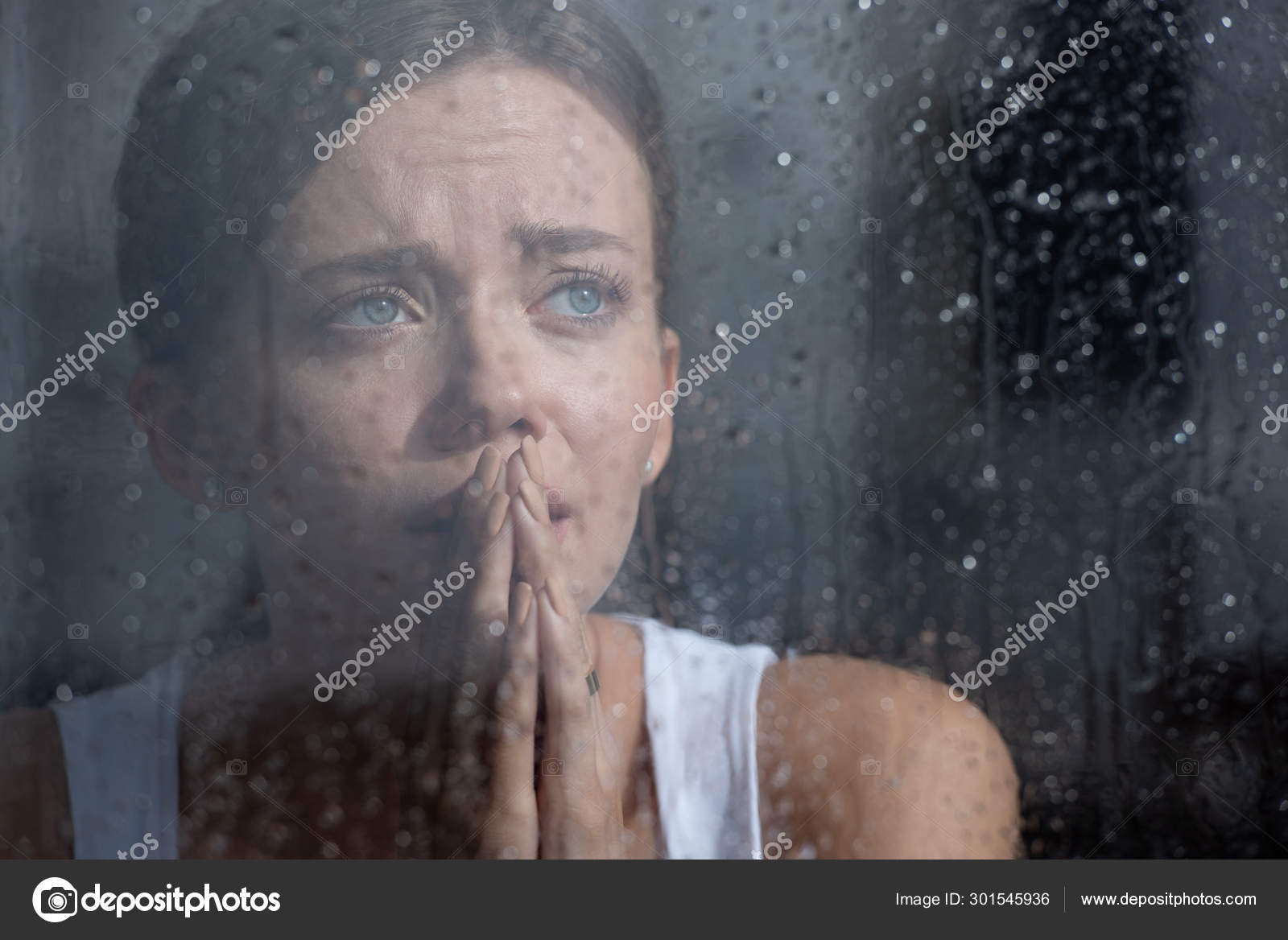 Девушка в слезах. Блогер плачь. Д͇е͇в͇у͇ш͇к͇а͇ п п͇л͇а͇ч͇е͇т͇. Грустные гифки. Женщина плачет у окна.