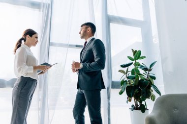 resmi giyim işadamı ile konuşurken gazeteci yan görünümü 