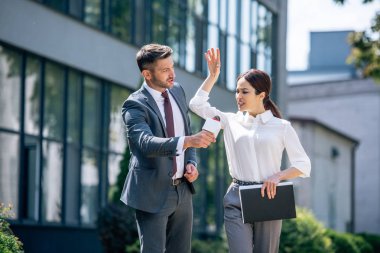 mikrofon tutan gazeteci ve resmi giyim kızgın iş kadını ile konuşurken 