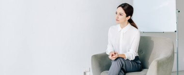 resmi giyim li çekici gazetecinin panoramik fotoğrafı koltukta otururken 