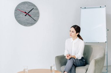 ofiste koltukta oturan resmi giyim çekici gazeteci 