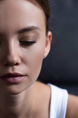 kapalı gözlü üzgün genç kadının kırpılmış görünümü