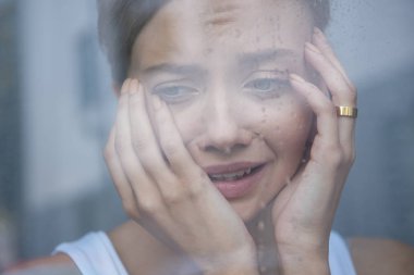 üzgün genç kadının evde ağlayan seçici odak