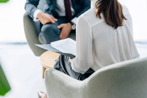 Abgeschnittene Ansicht Von Geschäftsmann Prozess Gespräch Mit Journalist — Stockfoto