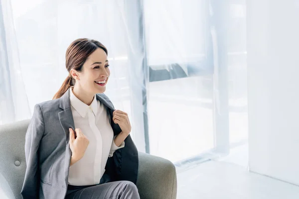 Aantrekkelijke Journalist Formele Slijtage Glimlachend Sunny Office — Stockfoto