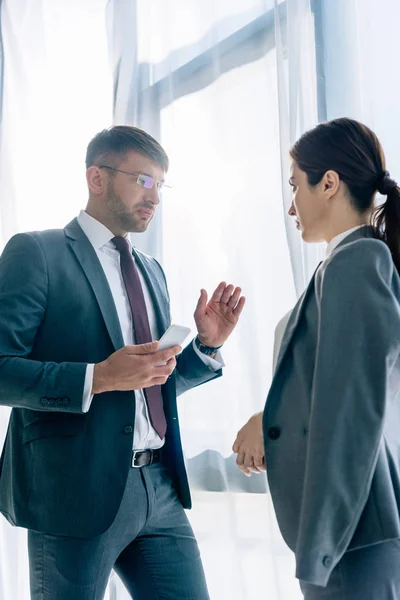 Journalist Gespräch Mit Gutaussehendem Geschäftsmann Offizieller Kleidung Und Brille — Stockfoto