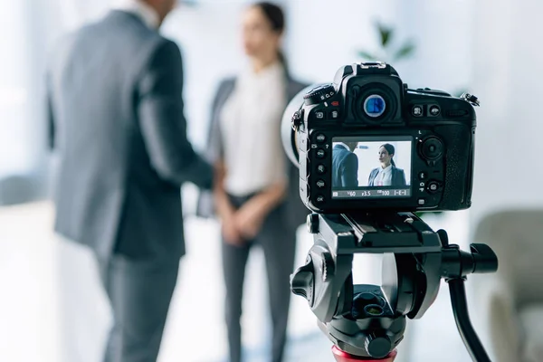 Enfoque Selectivo Cámara Digital Tiro Periodista Hombre Negocios — Foto de Stock