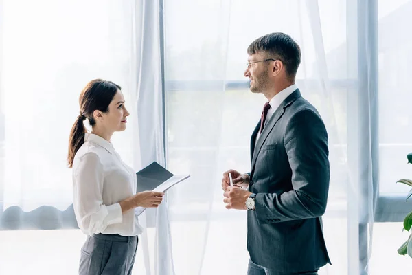 Visão Lateral Jornalista Conversando Com Homem Negócios Vestuário Formal — Fotografia de Stock