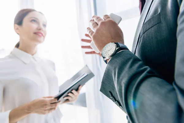 Enfoque Selectivo Periodista Hablando Con Hombre Negocios Ropa Formal — Foto de Stock