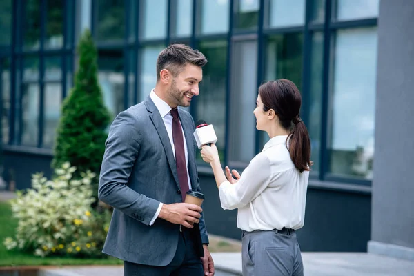Jornalista Segurando Microfone Conversando Com Homem Negócios Vestuário Formal — Fotografia de Stock