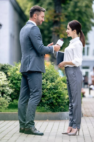 Periodista Sosteniendo Micrófono Hablando Con Empresaria Ropa Formal — Foto de Stock