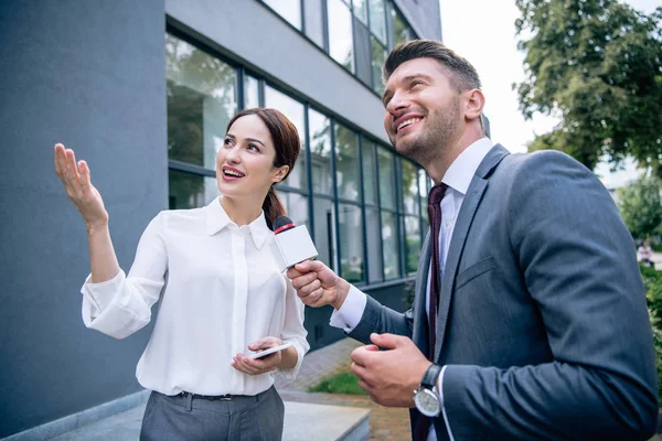 Journalist Hält Mikrofon Der Hand Und Spricht Mit Geschäftsfrau Festlicher — Stockfoto