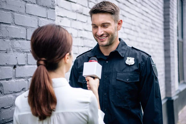 Novinář Který Drží Mikrofon Mluví Hezkého Policistu Uniformě — Stock fotografie