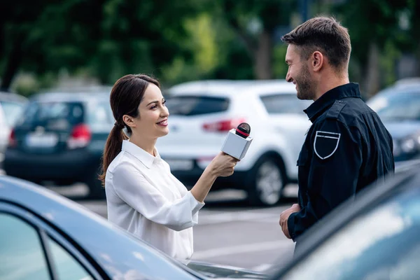 Novinář Který Drží Mikrofon Mluví Hezkého Policistu Uniformě — Stock fotografie