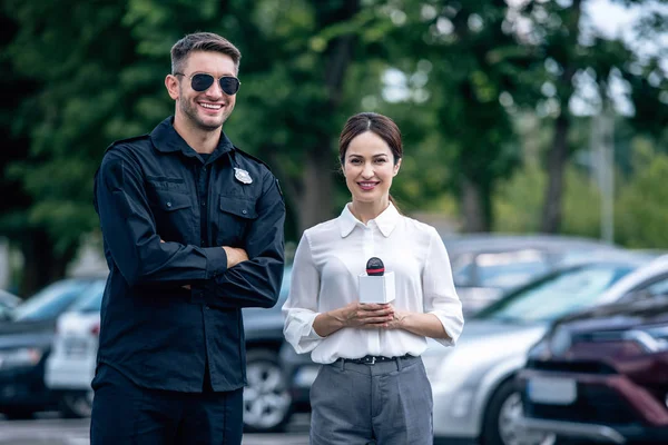 Journalist Som Innehar Mikrofon Och Stilig Polis Uniform Tittar Kamera — Stockfoto