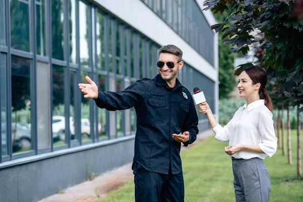 Journalist Som Håller Mikrofonen Och Pratar Med Stilig Polis Uniform — Stockfoto