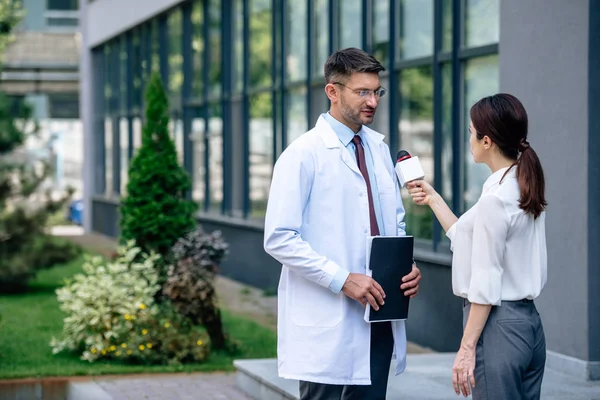 Periodista Sosteniendo Micrófono Hablando Con Guapo Doctor Bata Blanca — Foto de Stock