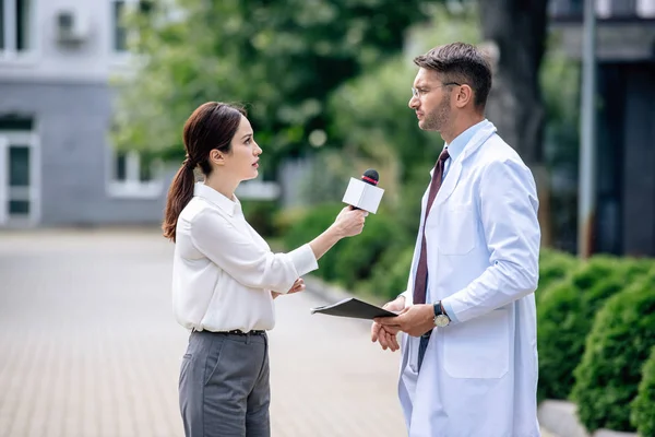 Periodista Sosteniendo Micrófono Hablando Con Guapo Doctor Bata Blanca — Foto de Stock