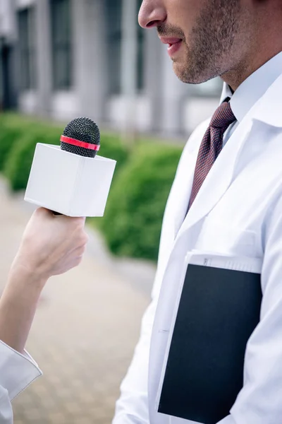 Przycięte Widok Dziennikarza Trzyma Mikrofon Rozmawia Lekarzem — Zdjęcie stockowe