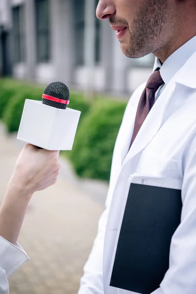 Vista Recortada Del Periodista Sosteniendo Micrófono Hablando Con Médico — Foto de Stock