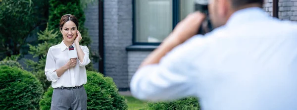 Panoramische Foto Van Aantrekkelijke Journalist Met Microfoon Cameraman Die Haar — Stockfoto