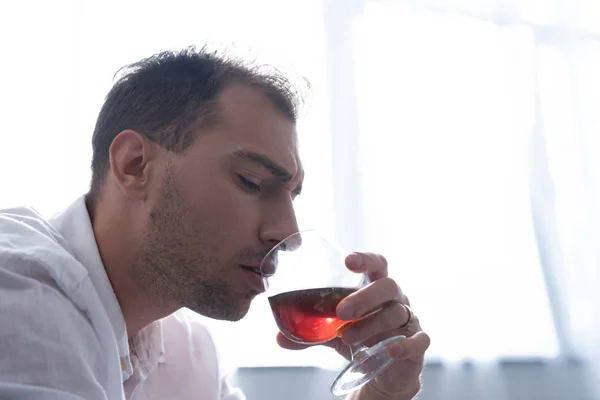 Depressieve Man Shirt Drinken Cognac Thuis — Stockfoto