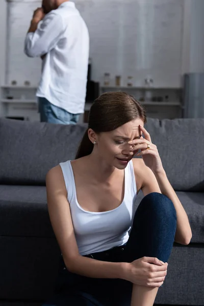 Weinende Junge Frau Auf Sofa Und Mann Weißen Hemd — Stockfoto