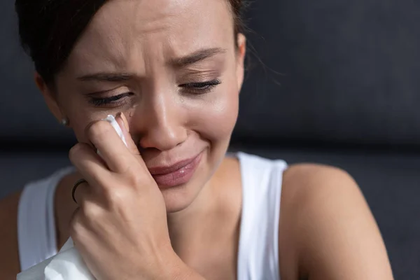 Mujer Joven Molesta Llorando Limpiando Lágrimas Casa — Foto de Stock