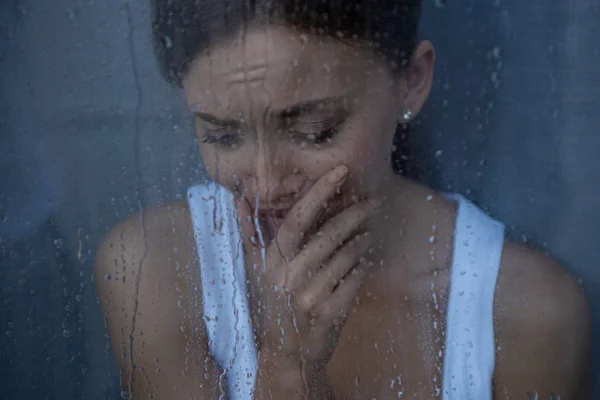 自宅で泣いているストレスの多い若い女性の選択的な焦点 — ストック写真