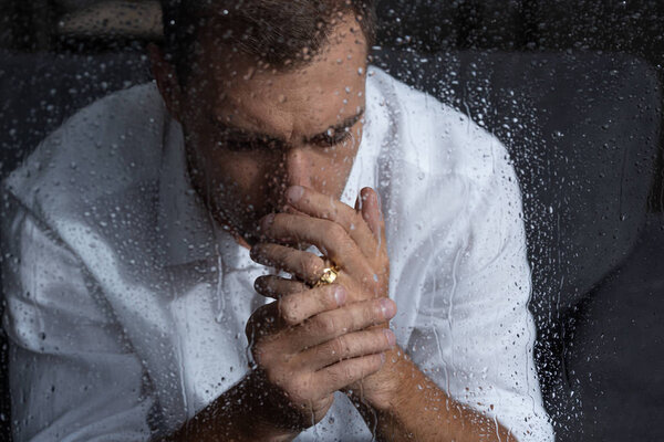 Избирательный фокус расстроенного человека с кольцом дома
