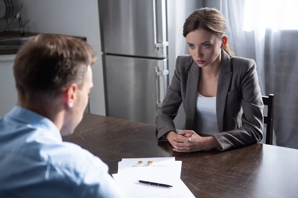 Enfoque Selectivo Del Hombre Mujer Sentados Mesa Con Documentos Divorcio — Foto de Stock