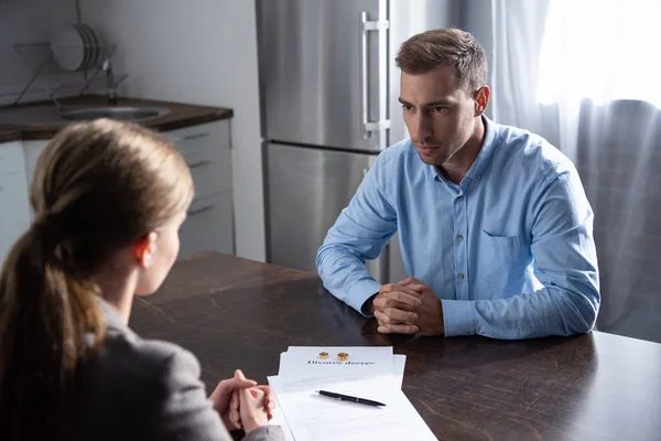 Couple Avec Documents Divorce Table Maison — Photo