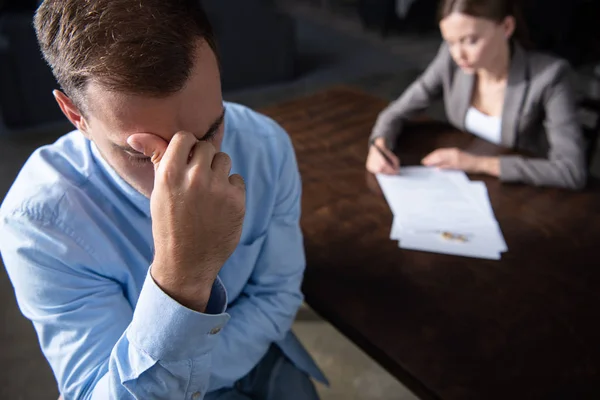 Uomini Donne Depressi Che Firmano Documenti Tavola — Foto Stock