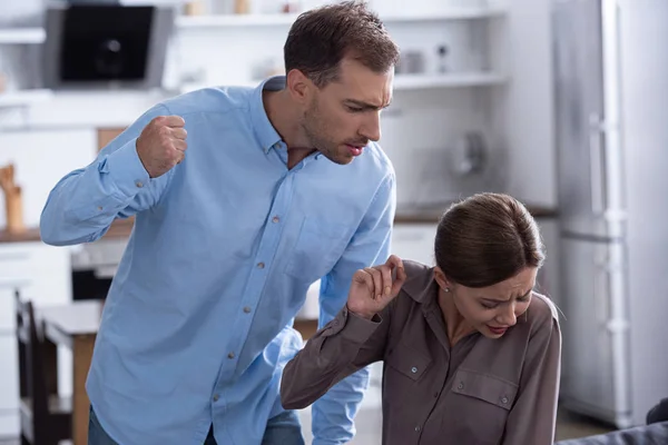 Agressieve Man Shirt Verslaan Bang Vrouw Tijdens Ruzie — Stockfoto